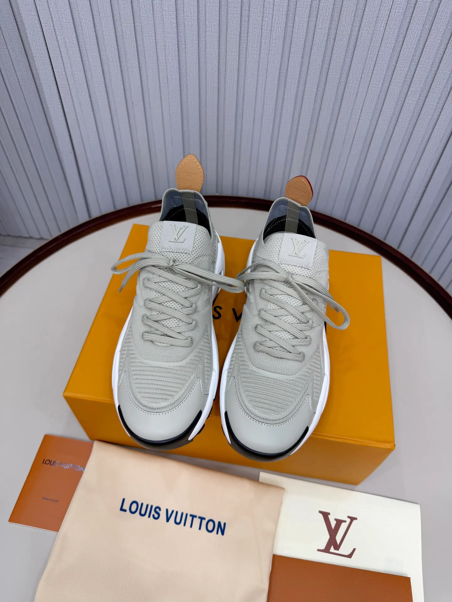 Men's men's shoes P640! Top version LV Louis Vuitton L Jialu brand Runner Tatic series thick-soled casual sports shoes running shoes original purchase development and production This LV Runner Tatic sports shoe combines fly woven fabric material to interpret the inspiration of traditional mountaineering shoes. The LV letters are written on one side, the Louis Vuitton logo, and the light and wear-resistant rubber outsole complete the whole package. The delivery counter is exquisitely packaged🛍📦 ▪️Fabrics: Original imported custom fly-knit fabric ▪️Inner lining: Original custom-made breathable mesh ▪️Sole: Original molded anti-slip rubber combination material ▪️Sole thickness: 4CM ▪️Size: Men's 39-45